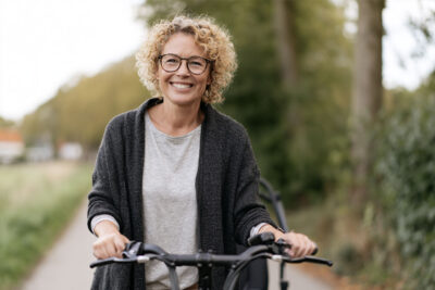 Frau mit gleichgewichtsproblemen am Dreirad