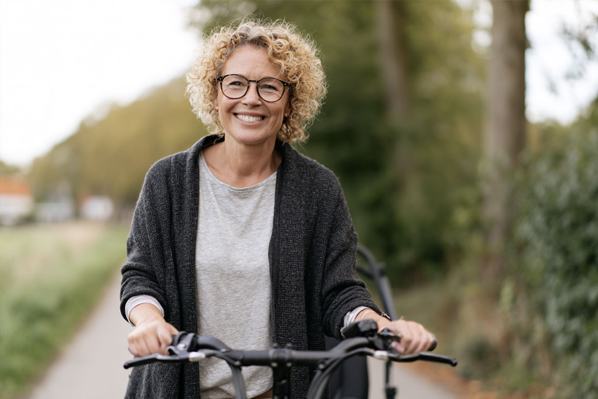 Frau mit gleichgewichtsproblemen am Dreirad